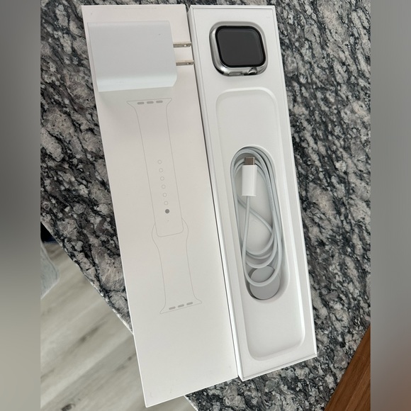 Apple Series 8 Watch - 41MM - Picture 5 of 7